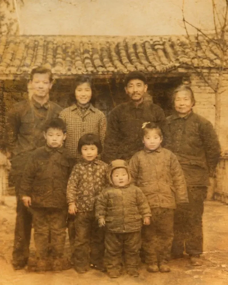 老相册全家福 - 黄果AI短剧 老相册里一张泛黄的全家福,一家人站在青瓦院子前